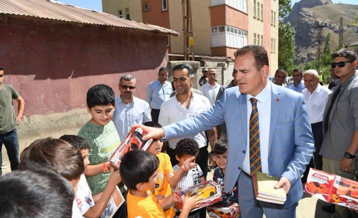 Vali Akbıyık, çocukları okumaya teşvik etmeye devam ediyor