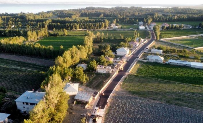 Van Büyükşehir Belediyesinden Erciş’e 22 kilometrelik asfalt