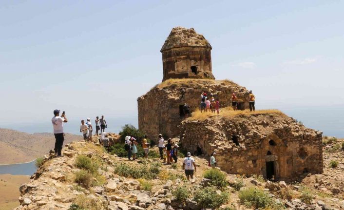 Van Denizi Yüzme Festivali renkli görüntülerle sürüyor
