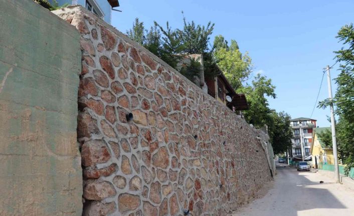 Yağmurda hasar alan istinat duvarı yıkıldı, yenisi inşa edildi