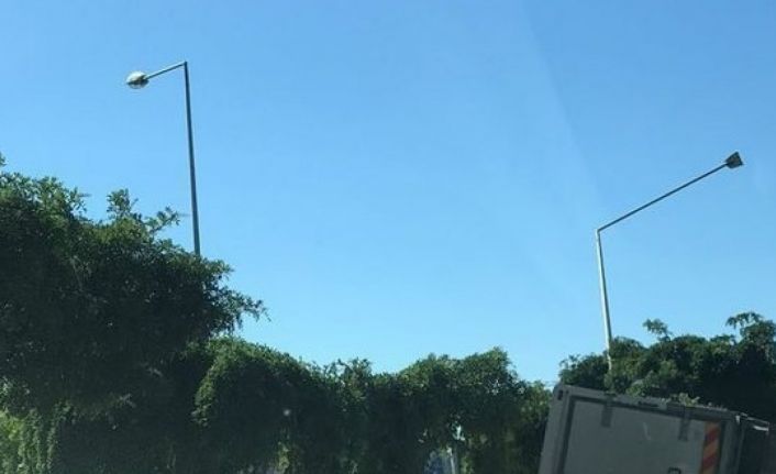 Yalova’da virajı alamayan kamyonet devrildi