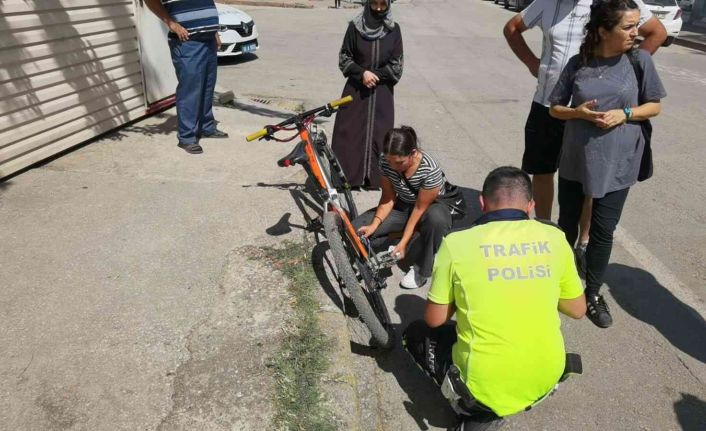Yaralı genç kız acısını unutup bisikletini tamir etmeye çalıştı