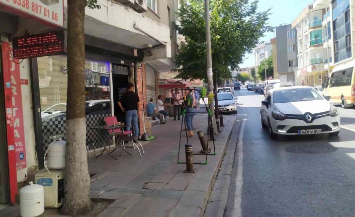 Yayayı ezmek istemeyen motorlu kurye dubaya çarparak kaldırıma savruldu: O anlar kamerada