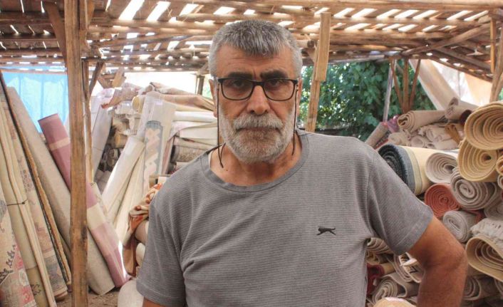 Yıkamak için topladığı halıların arasında 6 bin 600 dolar buldu