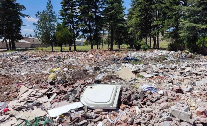 Yıkılan okulun bulunduğu arazi çöplüğe döndü