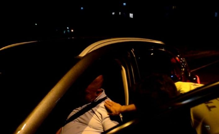 Yol ortasında direksiyon başında sızdı, polis uyandırmak için yarım saat dil döktü