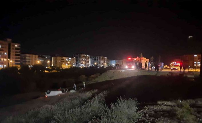 Yolu karıştıran otomobil dere yatağına uçtu; 2 yaralı