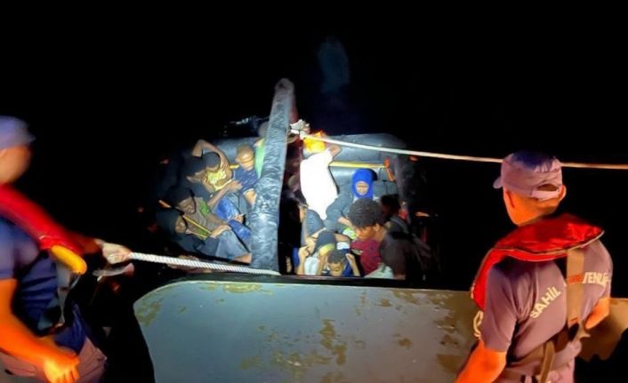 Yunanlıların geri ittiği göçmenler Çeşme açıklarında kurtarıldı