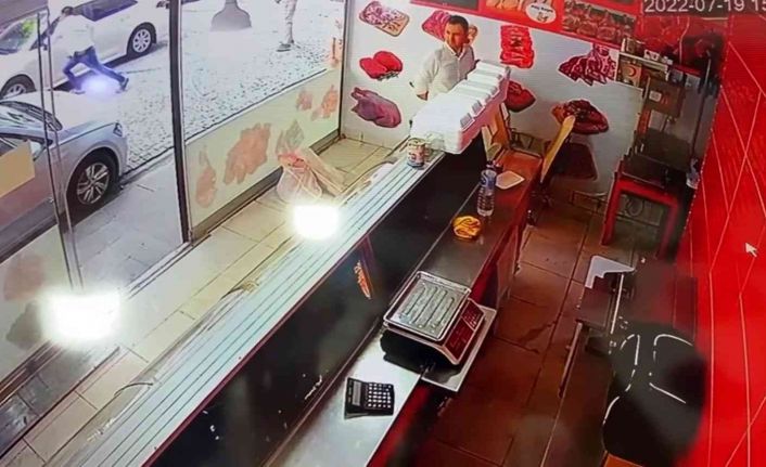 Zeytinburnu’nda yolda yürüyen kadın kör kurşunun hedefi oldu, o anlar kamerada