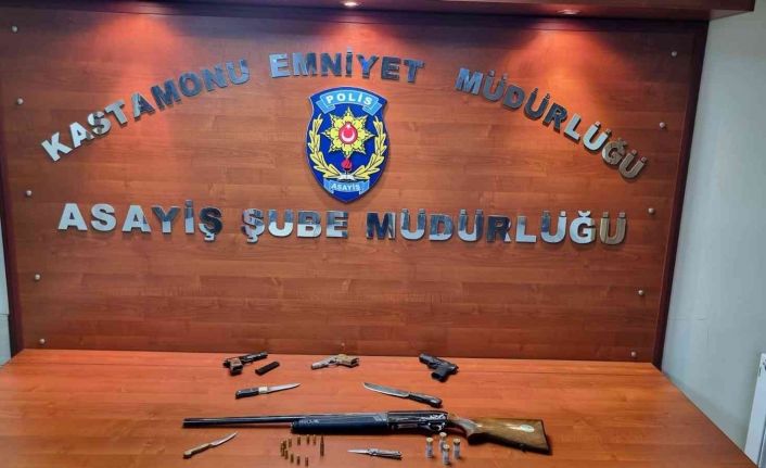 18 yaşındaki gencin silahla alıkonulduğu ihbarı ekipleri harekete geçirdi: 11 gözaltı