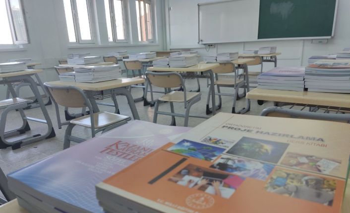 2022-2023 eğitim öğretim yılı için yardımcı kaynaklar okul sıralarına koyuldu