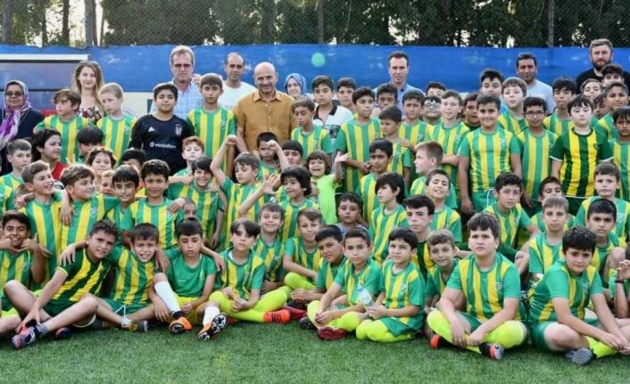 270 öğrencinin katıldığı yaz futbol okulu tamamlandı