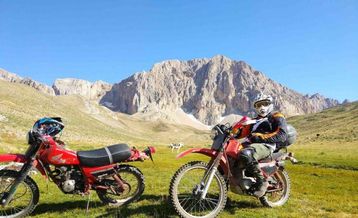 2 bin 500 rakıma motorlarıyla çıktılar, yaylada ki çiftçiler gördükleri motosikletler karşısında şaşkınlıklarını gizleyemedi