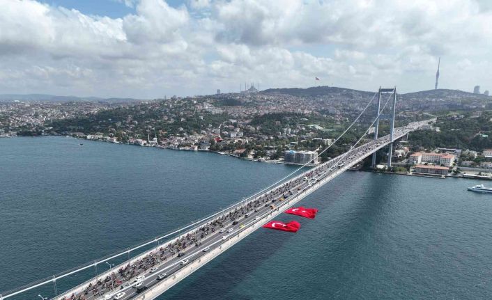 30 Ağustos dolayısıyla 15 Temmuz Şehitler Köprüsünden geçen binlerce motosikletli, görsel şölen oluşturdu