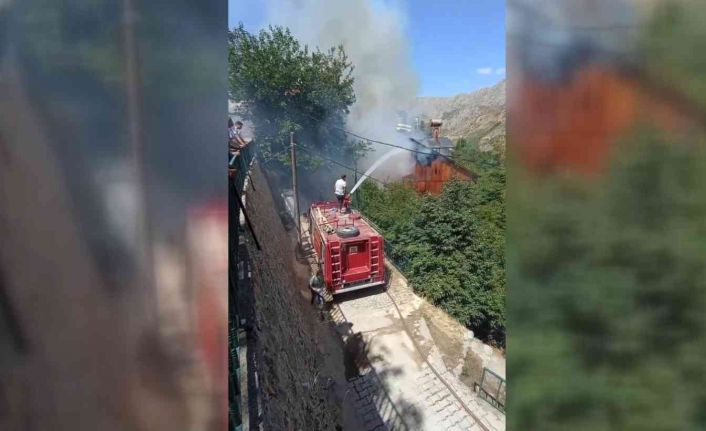 4 tarihi evin hasar gördüğü Kemaliye’de çıkan yangına müdahale sürüyor