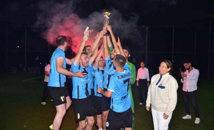 6’ncı İnönü Geleneksel Halı Saha Turnuvası kazananı Oklubalı Gençlik Spor oldu