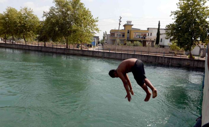 Adana’da 3 ayda 15 kişi boğulunca polis kanaldan çocukları toplayıp havuza götürdü