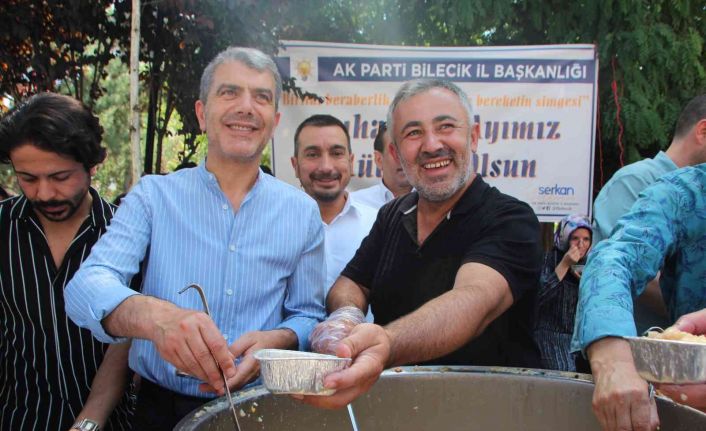 AK Parti bin 500 kişiye aşure dağıttı