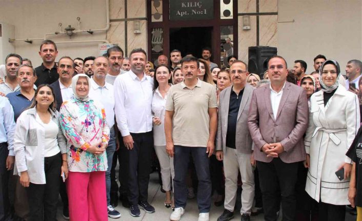 AK Parti, İzmir’de ’Karınca Modeli’ ile 3 yılda 80 bin ziyaret yaptı, 500 bin kişiye ulaştı