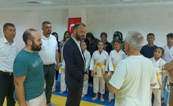 AK Parti Kütahya Merkez İlçe Başkanlığı’ndan Kapalı Spor Salonu’na ziyaret