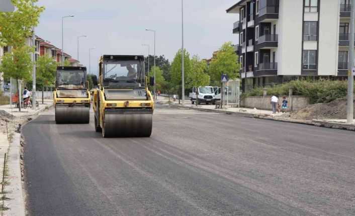 Alt yapısı tamamlanan yollar asfaltlanıyor
