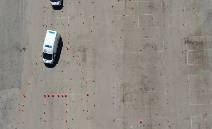 Ambulans sürücüleri işte bu zorlu eğitimlerden geçiyor