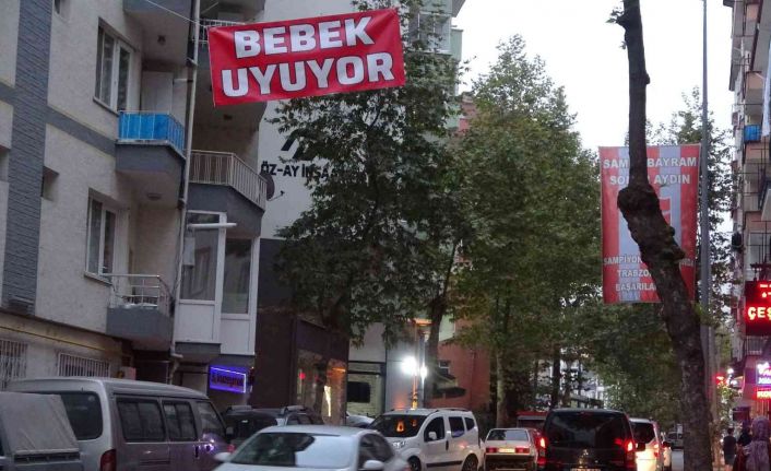 Araç gürültüsünden uyuyamayan bebeği için caddeye "Bebek uyuyor" afişi astı