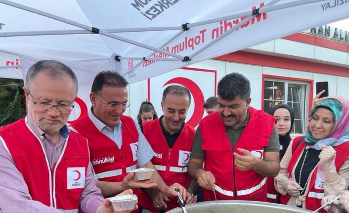 Artuklu Kızılay’ın aşure etkinliğine vatandaşlardan yoğun ilgi