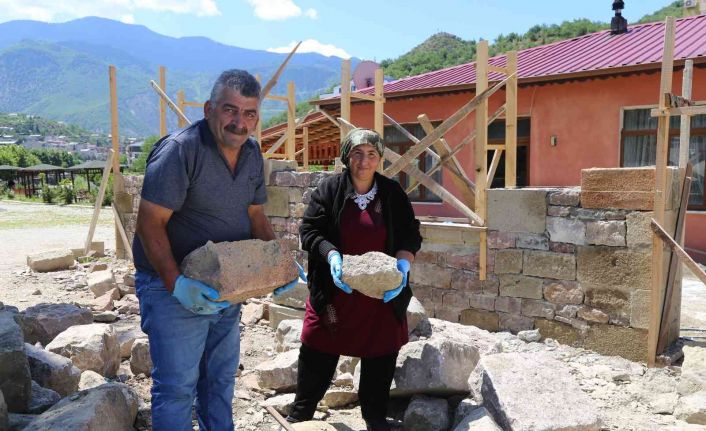 Artvin’de kadın üreticilerin kooperatif binasını kadın duvar ustası yapıyor