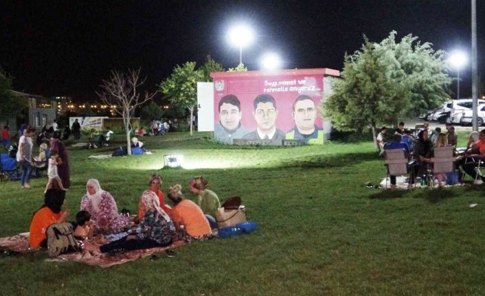 Aşırı sıcaklardan gündüz eve kapanıyorlar, gece parklara akın ediyorlar