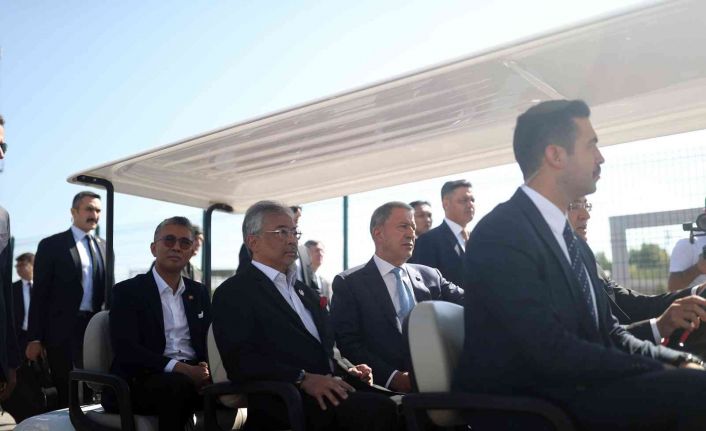 Bakan Akar, Malezya Kralı Sultan Abdullah Şah ile FNSS tesislerini gezdi