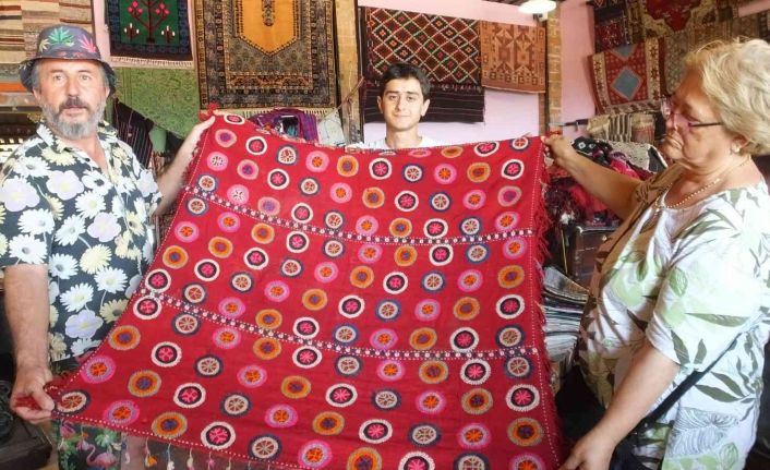 Balıkesir’de köylerden topladıkları eski halı ve kilimleri tamir edip satıyorlar