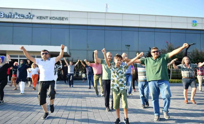 Balıkesir’in kurtuluşunun 100. yılında 100 kişilik zeybek gösterisi