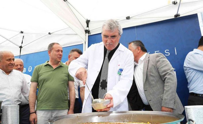 Başkan Yüce kazanın başına geçti, aşure dağıttı: “Muharrem Ayı insanlığın yeniden dirilişidir”