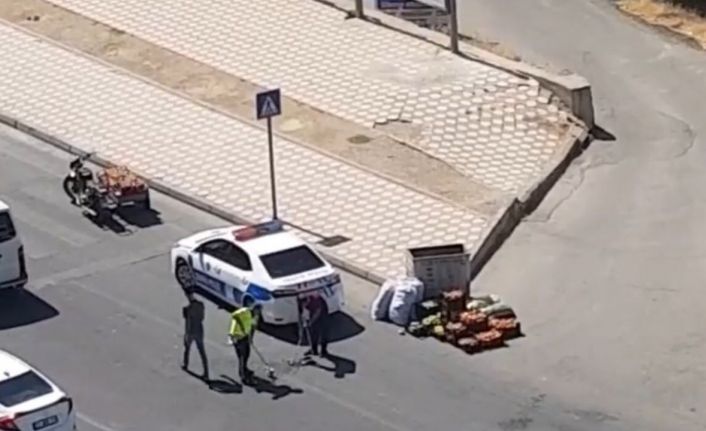 Batman’da yürek ısıtan görüntü: Polis görür görmez durdu ve yardıma koştu