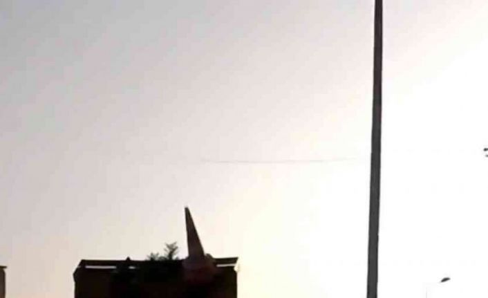 BEDAŞ’a ait kamyonet trafikte damperi açık şekilde ilerledi