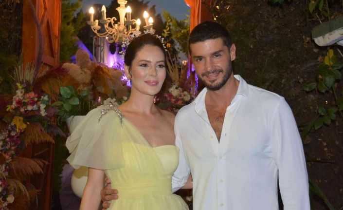 Berk Oktay ile evlenmeye hazırlanan Yıldız Çağrı Atiksoy’a kına gecesi