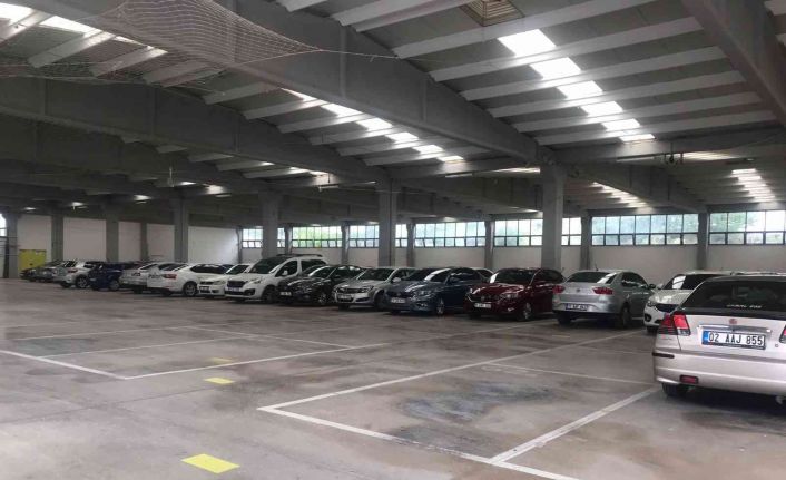 Bilecik’te ’Dolu’ uyarısı sonrası otopark ve kapalı pazar alanında araç yoğunluğu yaşandı