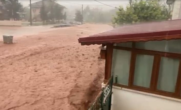 Bilecik’te yaşanan sel anı cep telefonu kameralarına an ve an yansıdı