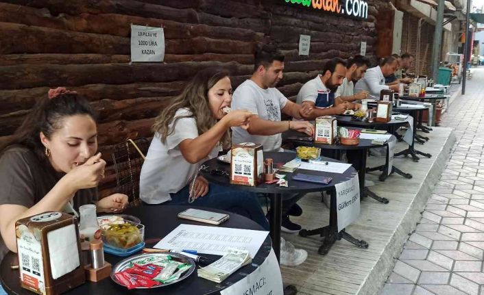 Bin TL ödüllü pilav yeme yarışması renkli görüntülere sahne oldu