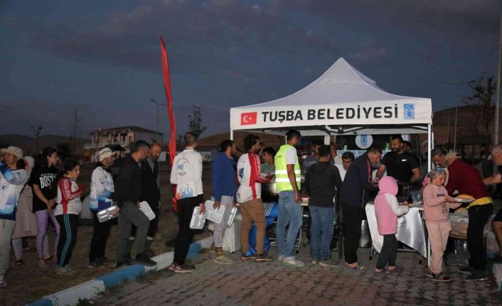Bisikletçiler  Tuşba Belediyesi Halk Plajında konakladı