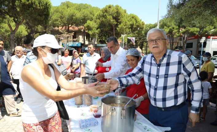 Burhaniye Belediyesinden 4 bin kişiye aşure ikramı