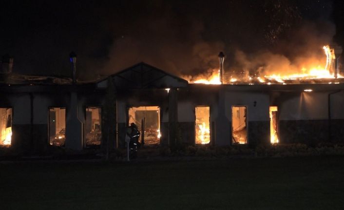 Bursa’da çiftlikte bulunan restoranda yangın çıktı: Alevler içindeki restoran kamerada