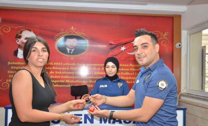 Caddede düşürdüğü 70 bin liralık altınlarına polis sayesinde kavuştu