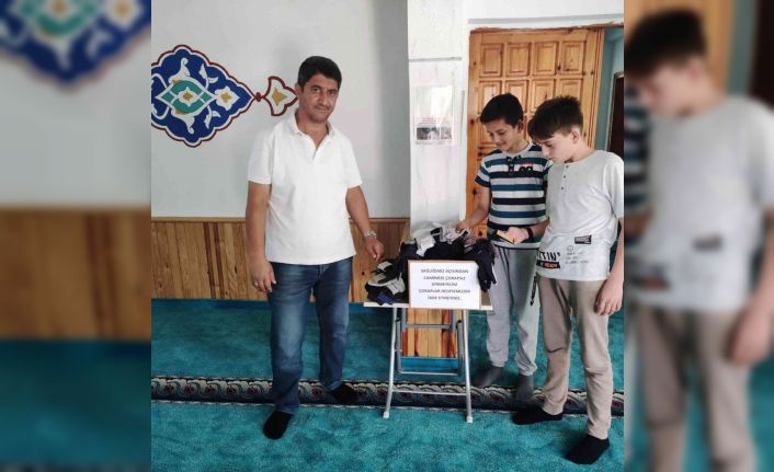Camide çorabı olmayan cemaate yeni çorap hediye