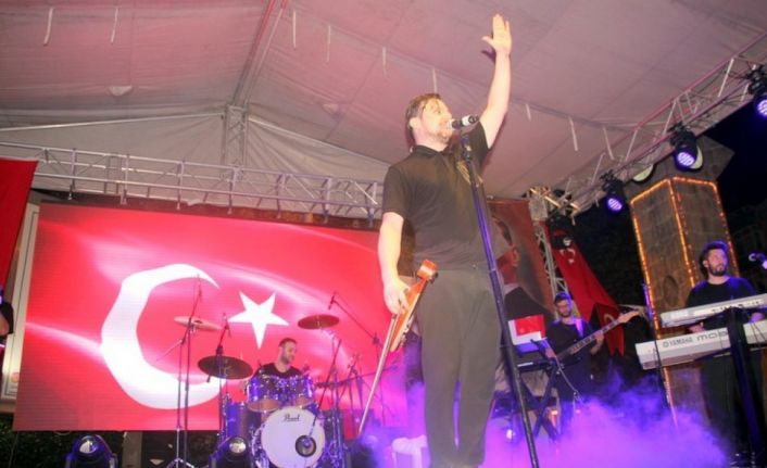 Çınarcık’ta Zafer Bayramı Ekin Uzunlar ile kutlandı