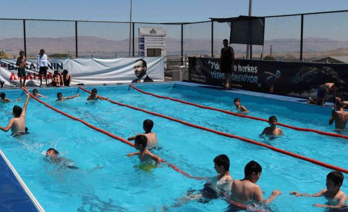 Çocuklar, portatif havuzla hem yüzme öğreniyor hem de serinliyor