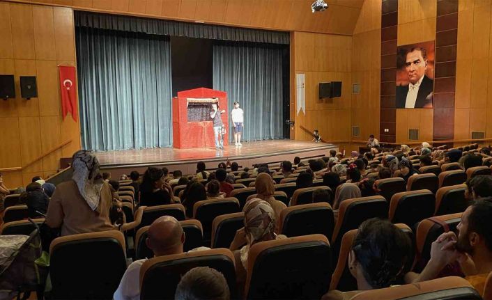 Çocuklara kukla gösterisi