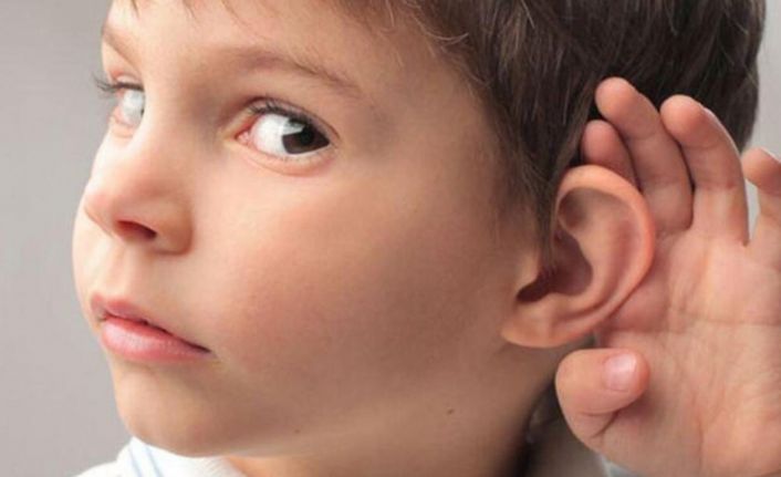 “Çocuklarda sık görülen, orta kulakta sıvı birikimi, işitme azlığına neden olabilir”