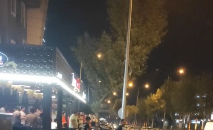 Çorbacıda yan bakma kavgası sokağa taştı, acımasızca saldırdılar